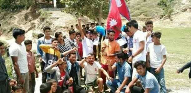 Nepalis chased away youths marching against India