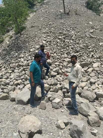 चल्थी के स्टोन क्रशर में अवैध भंडारण की नपत करते कर्मी।