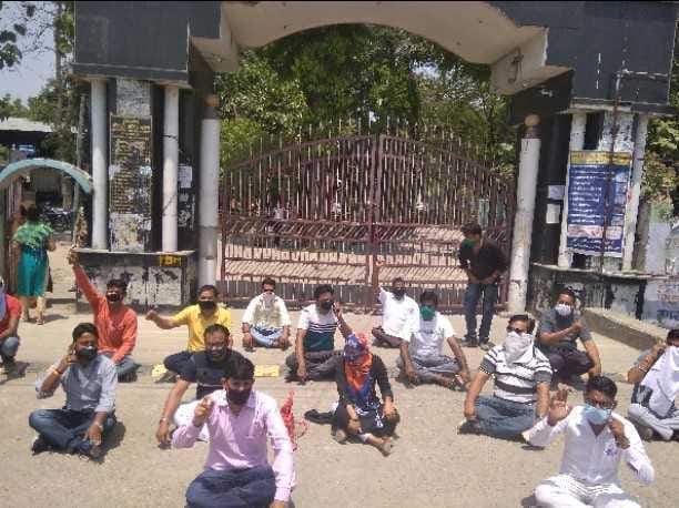 councilors stoped in municiplal corporation gate, demand removed MNA
