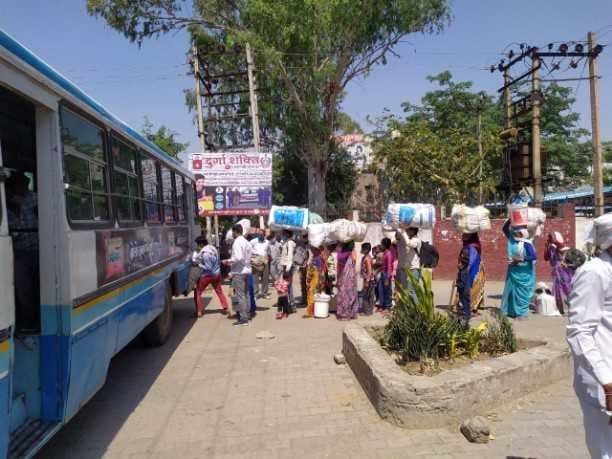 घर भेजे जाने वाले प्रवासी रोडवेज की बस में बैठते हुए।