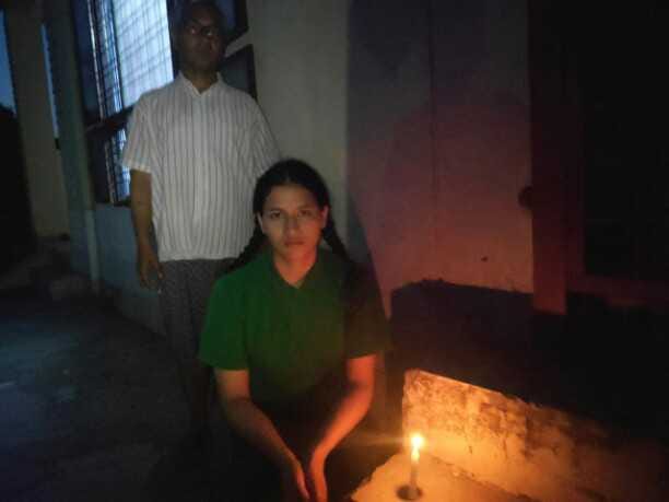 दुष्कर्म पीड़ित छात्रा को कैंडिल जलाकर दी श्रद्धांजलि