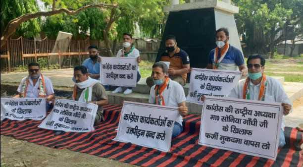 Congressmen protest against the case lodged against Sonia Gandhi