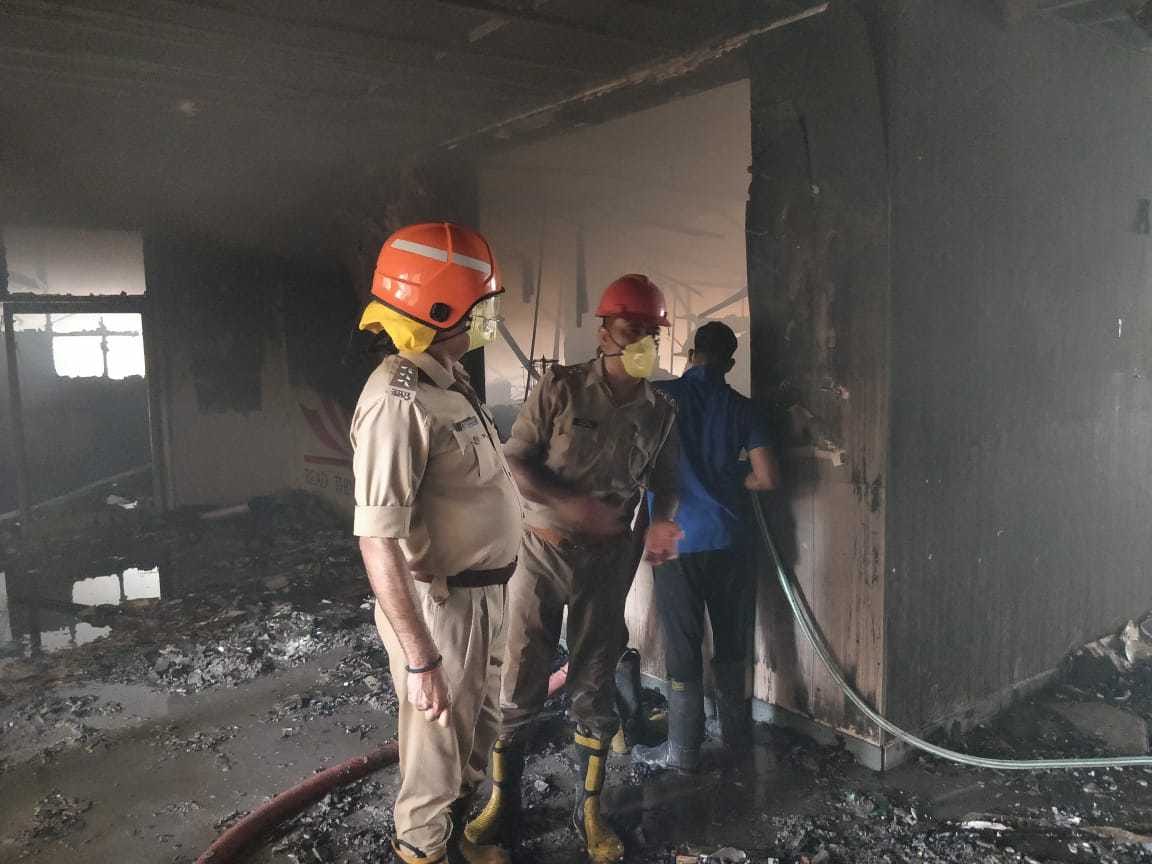 आज़ सुबह से भीषण गर्मी के तापमान में नोएडा के सेक्टर-132 स्थित JBM पब्लिक स्कूल में लगी भीषण आग