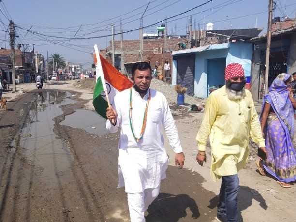 Two Congress leaders started a march against the plight of roads in Rudrapur