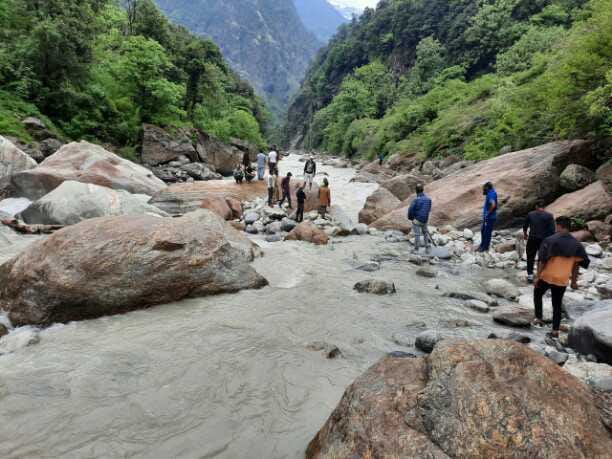 There was no clue of both the youths flowing in the Dhauli river