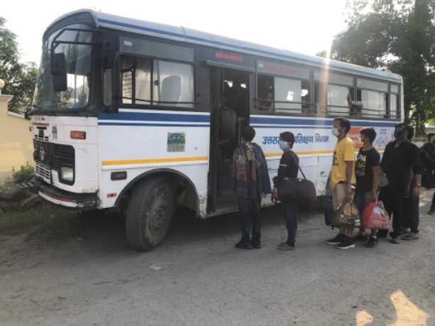 खटीमा से रोडवेज बस से बनबसा बार्डर जाते नेपाली नागरिक