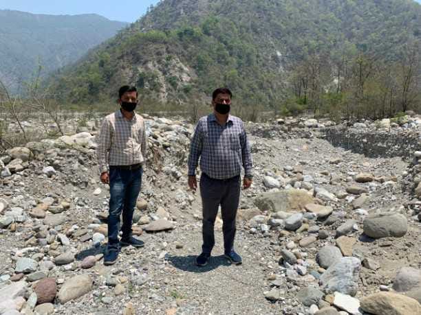 Illegal mining happening at night in Ladhiya river, 3 dumpers seized