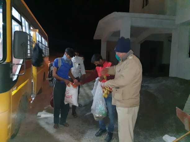 Villager's stop bus of migrants in Devidhura, jammed