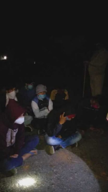 Villager's stop bus of migrants in Devidhura, jammed