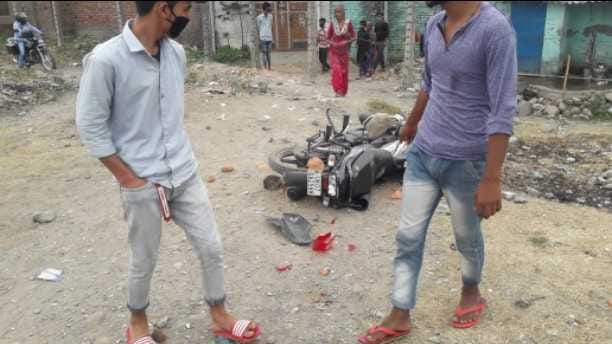Clash between workers and police at company gate over honorarium