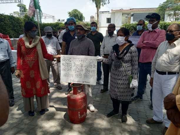 congress leaders protest against price hike of LPG gas