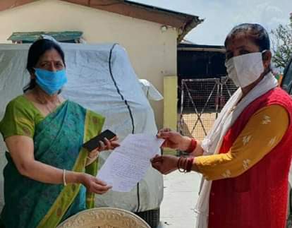 विधायक चंद्रा पंत को ज्ञापन सौंपती प्रदेश अध्यक्ष दीपा।