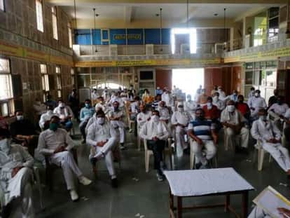 यादव धर्मशाला में बैठक करते महेंद्रगढ़ के लोग