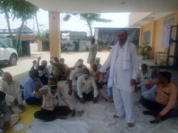 Market committee employees descended against Sonali Faugat