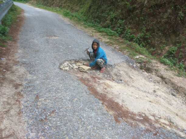 When he saw the injured children weeping, he started filling the pits of the road himself.