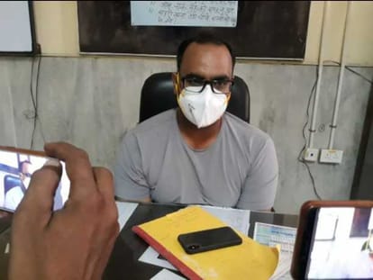 व्यक्ति के कोरोना पॉजिटिव मिलने की जानकारी देते एसएमओ।