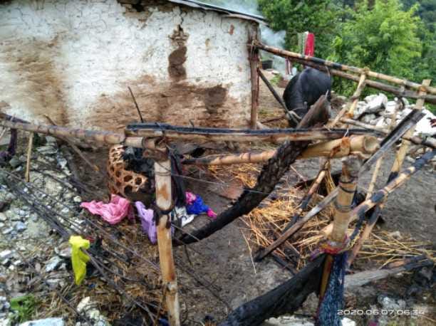 Smoke set on mosquitoes to extinguish fire, cowshed burns