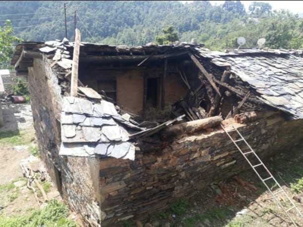 Old house demolished in Madmanale due to rain, villagers save cattle.