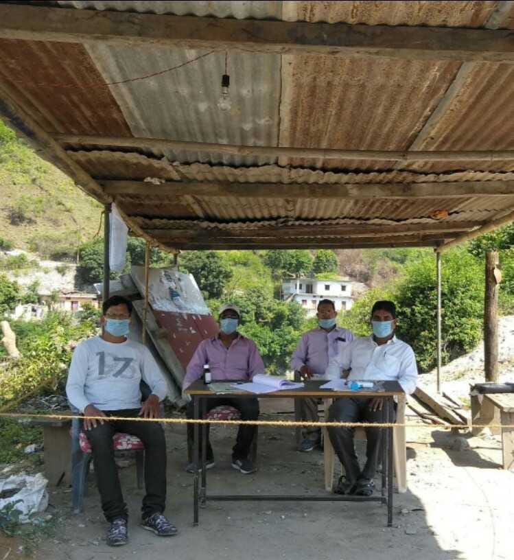 शेराघाट में तपते टिन शेड के नीचे ड्यूटी दे रहे कर्मचारी