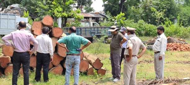 The general manager took stock of the recovered teak wood in Khatima