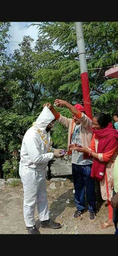 रोटी बैक के सदस्यों का स्वागत करते प्रवासी लोग। संजू पंत डीडीहाट