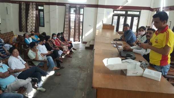 सीमांत गांवों में सेटेलाइट फोन चलाने के लिए दिया प्रशिक्षण।