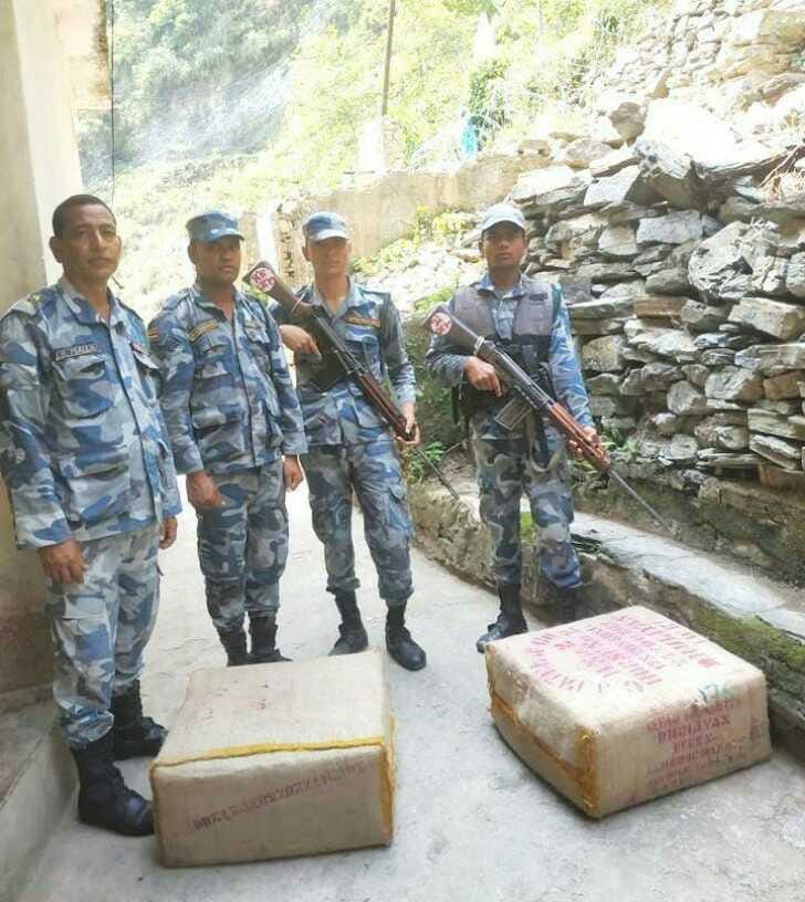 सशस्त्र प्रहरी ने 52 हजार की बीड़ी पकड़ी महाकाली में ट्यूब के रास्ते नेपाल पहुंच रही बीड़ी
