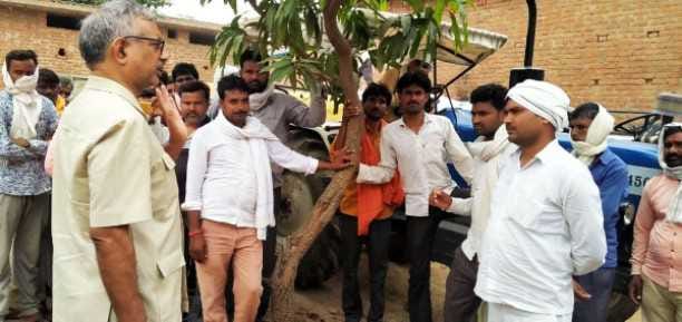 Former MP slams center in-charge for procuring adhatiyas