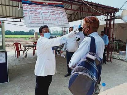 खटीमा के यूपी सीमा पर आने वाले लोगों की स्क्रीनिंग करती स्वास्थ्य टीम।