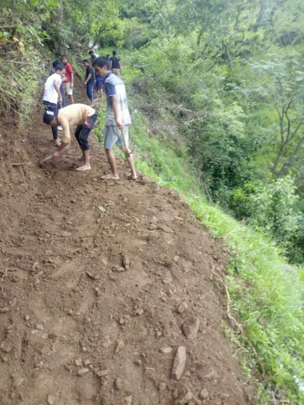 Taking inspiration from Tunda Chaura, the villagers are engaged in building rural roads in the village