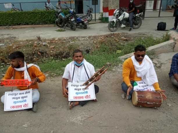 Youth Congress leader wakes up government to build road by playing drum drum