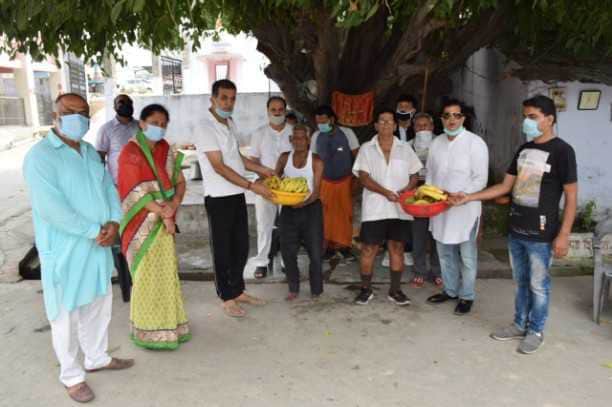 Congressmen distributed fruits in the leper ashram on Rahul Gandhi's birthday