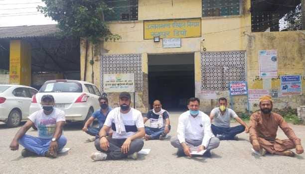 oposition to double the fare of roadways, congress staged protest at rudrapur bus stand