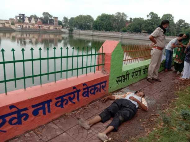 The body of a person found hanging on the park wall, police investigating the murder or suicide