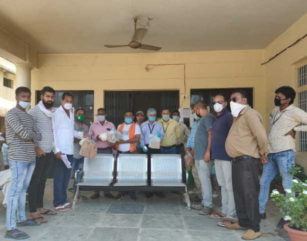 Good initiative: Congress workers distribute corona safety kit.