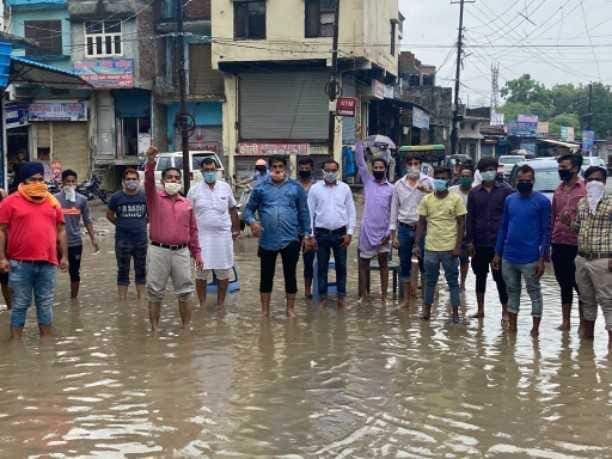 prantiya Udyog vyapaar mandal demonstrated against waterlogging in the main market