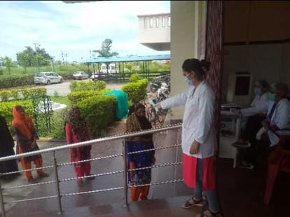 खटीमा के नागरिक अस्पताल में अन्य शहरों से आए लोगों की स्क्रीनिंग करती स्वास्थ्य टीम।
