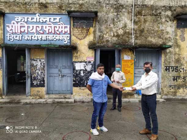 Youth Congress leader presents forehead thermometer to roadways.