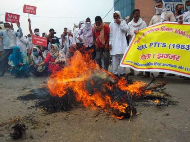 protest, pti, teachers, burnt the statue, jhajjar