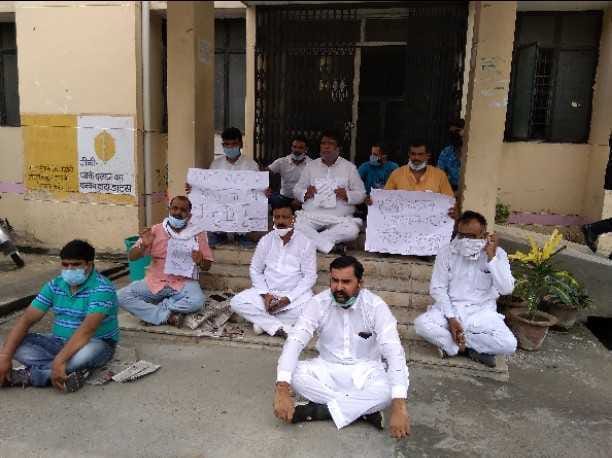 after the quanteen period over , the former mla of sitarganj sit steged sit in when corona report aarrive