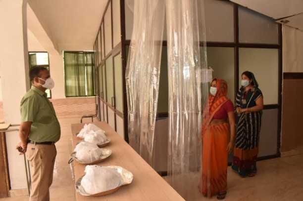 bulandshahar DM inspected Kovid Hospital, workers found absent
