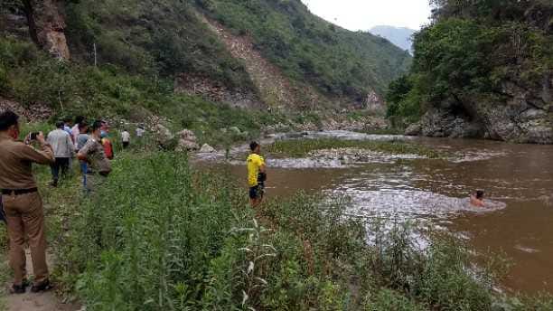 SDRF and deep Diving team investigating third missing women in kosi river