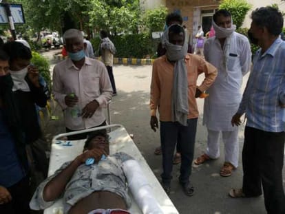 two died and 6 injured in a road accident