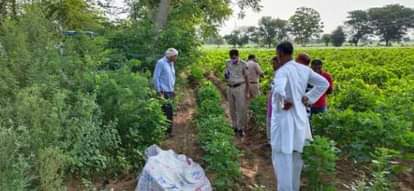 खेत में पहुंची पुलिस