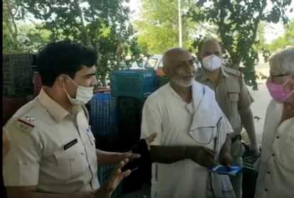 सब्जी मंडी पहुंचकर आढती से बातचीत करती पुलिस