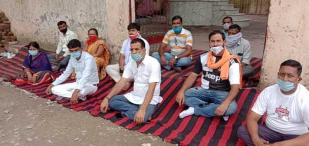 Congress angry on slow road construction at transit camp, picket