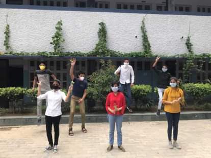 10वीं का रिजल्ट आने के बाद सेंट मोमिना स्कूल में खुशी मनाते बच्चे।