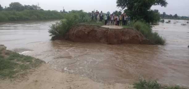 bulandshahar Lakhawat mid Gangahar cut, surrounding fields submerged