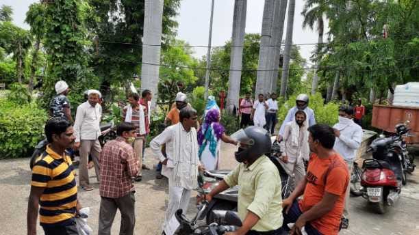 Safai workers, who came in support of EO, reached the police station and demanded action against the councilors