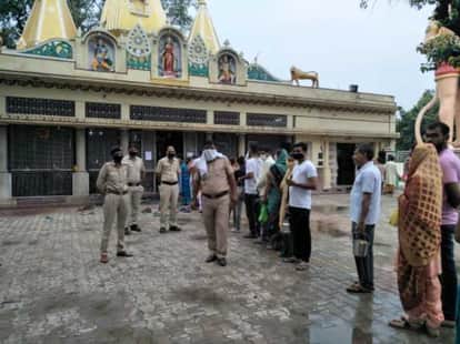 मंदिर के बाहर लगी लाइन व तैनात पुलिस बल।